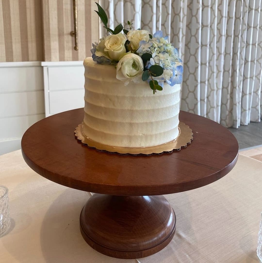 Round cake finished in swirled mocha buttercream